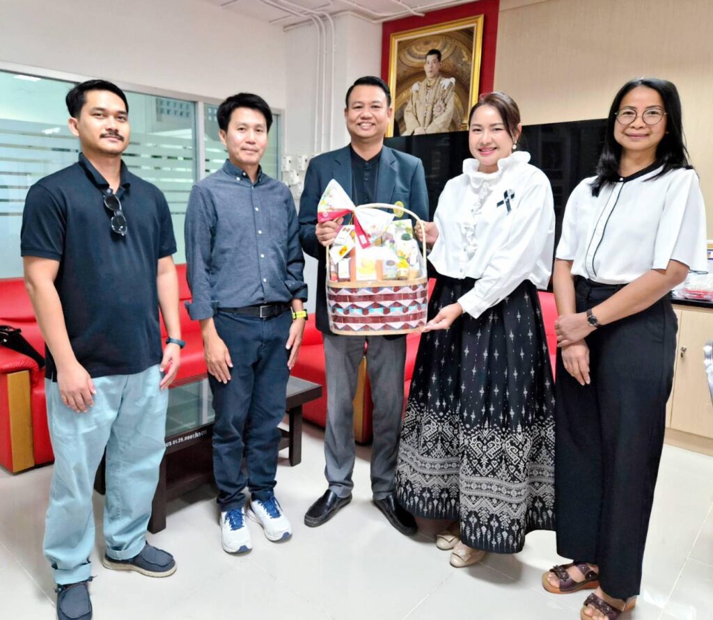 คณาจารย์สาขาวิชาศิลปะดิจิทัล พบท่านผู้ช่วยศาสตราจารย์ดร.นพดล ธีระวงศ์ภิญโญ คณบดีคณะมนุษยศาสตร์และสังคมศาสตร์
